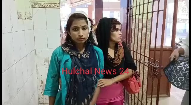 टेंपो-पिकअप वैन की सीधी टक्कर से अनियंत्रित होकर ऑर्केस्ट्रा पिकअप वैन पलटा ; दुर्घटनाग्रस्त होने से चार नर्तकी सहित आधा दर्जन कलाकार घायल