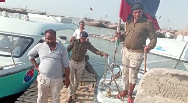 उत्पाद अधीक्षक ने नदी में बोट से पीछा कर ₹5 लाख की शराब के साथ नाव किया जब्त