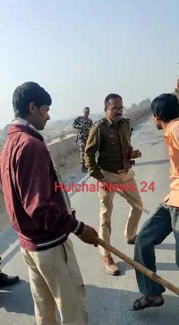 बालू लदे वाहनों को पास बस चालकों को करते हैं बांस ; यह है सारण पुलिस