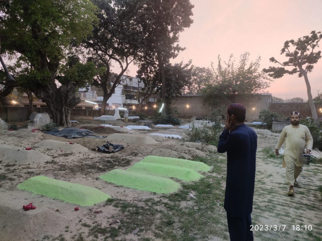 शबे बारात, इबादत में गुज़ारी पूरी रात ; दरगाह आला हज़रत समेत सभी ख़ानक़ाहों और क़ब्रिस्तानों में देर रात तक रही रौनक