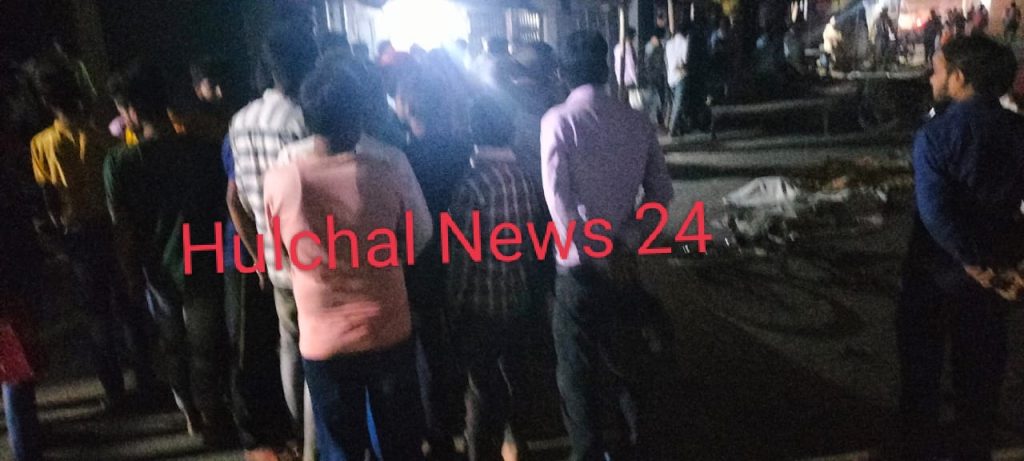 बालू लदे ट्रक की चपेट में आने से व्यवसायी की मौत के बाद सड़क जाम ; चालक ट्रक छोड़कर फरार
