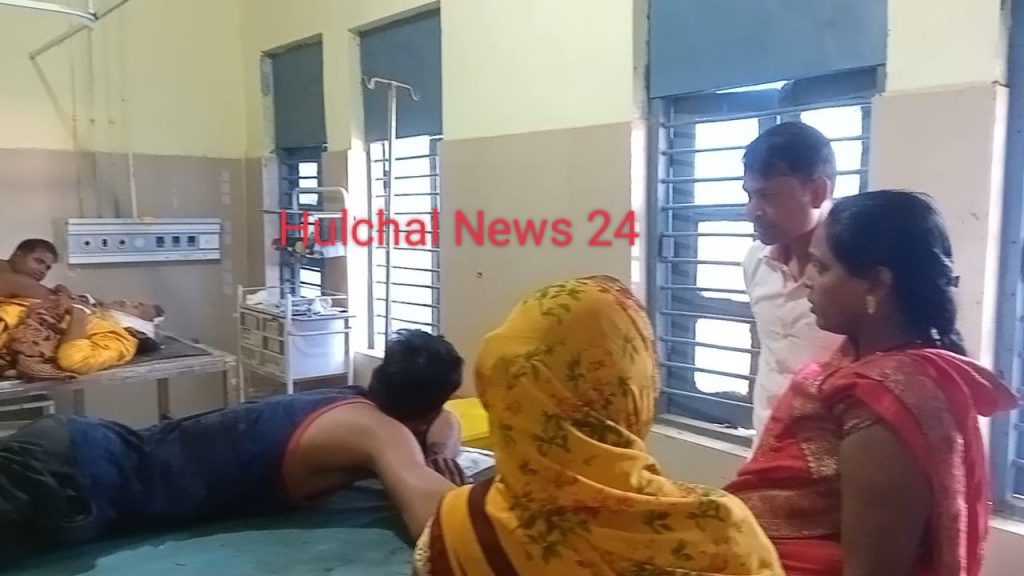 शौच करने जा रहे युवक को चाकू घोंपा ; बचाने गये घरवालों को भी नहीं छोड़ा ; गंभीर स्थिति में रेफर