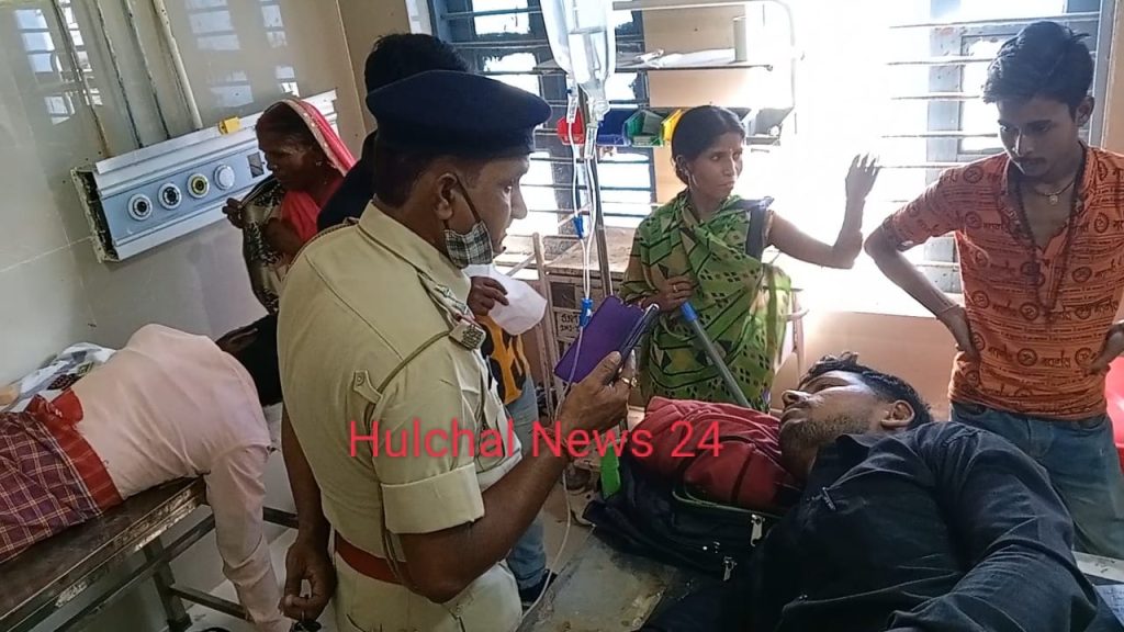 छपरा में दिनदहाड़े दो युवकों को चाकू घोंप नकद एवं मोबाइल की लूट ; लूटपाट के दौरान एटीएम कार्ड का पिन नहीं बताने पर फिर चाकू घोंपा