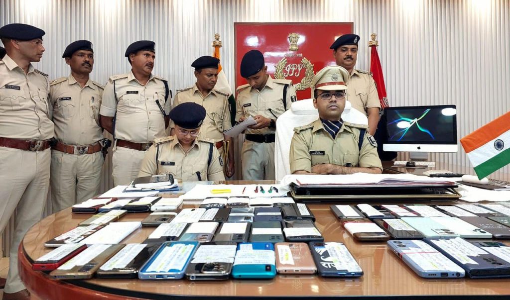 52 चोरी की मोबाइल बरामद कर एसपी ने लोगों को लौटाया ; पुलिस के प्रति लोगों का भरोसा बढ़ाया