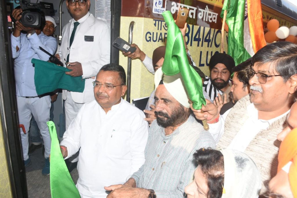 पर्यटन मंत्री ने भारत गौरव यात्रा के माध्यम से गुरु कृपा यात्रा ट्रेन को हरी झंडी दिखाकर किया रवाना