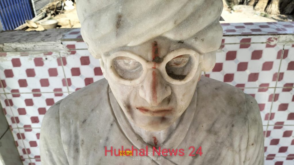 भोजपुरी के शेक्सपियर व लोककवि भिखारी ठाकुर की प्रतिमा पर असामाजिक तत्वों ने कालिख पोती