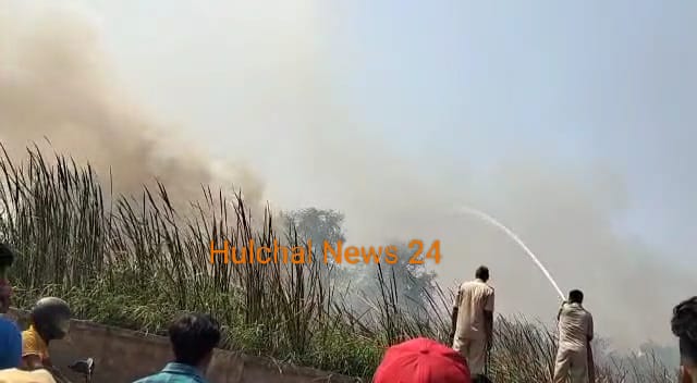 छपरा कचहरी रेलवे स्टेशन स्थित यार्ड के समीप लगी भयंकर आग ; जहां जमता है नशेड़ियों एवं गजेड़ियों का अड्डा