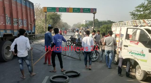 बाबा साहेब डॉ भीमराव अंबेडकर की प्रतिमा को उपद्रवियों ने किया क्षतिग्रस्त ; आक्रोशित ग्रामीणों ने सड़क जामकर किया प्रदर्शन