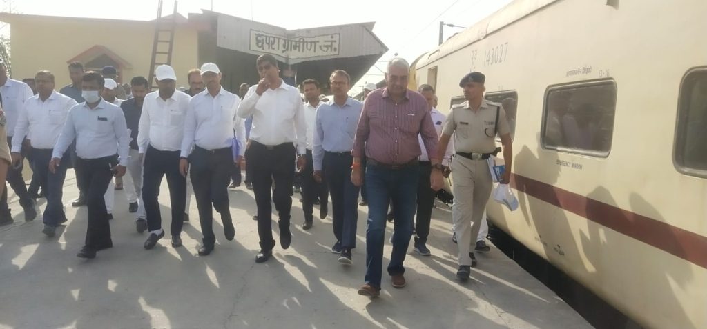 छपरा ग्रामीण जंक्शन पर यात्रियों के लिए शीघ्र शुरू होगी सभी सुविधाएं ; पूर्वोत्तर रेलवे के जीएम एवं डीआरएम ने टिकट काउंटर, यात्री शेड एवं सर्कुलेटिंग एरिया का किया निरीक्षण