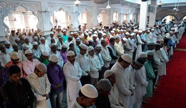 रब को राजी करने में गुजरा रमजान का चौथा जुमा