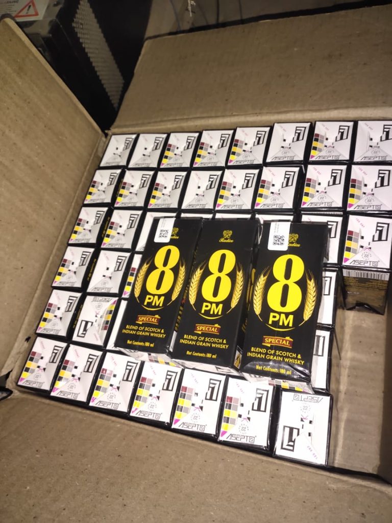 लग्जरी कार से भारी मात्रा में अंग्रेजी शराब के साथ एक गिरफ्तार