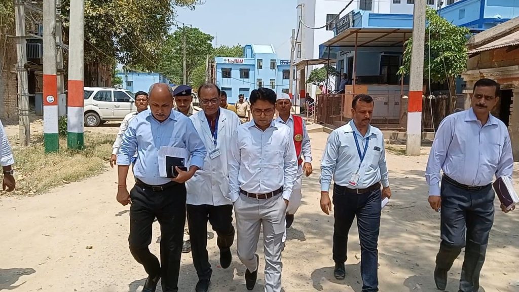 छपरा सदर अस्पताल का निरीक्षण करने पहुंचे डीएम से मरीजों ने कहा – ‘सर’ यहां जांच से लेकर दवा के नाम पर होती है दलाली