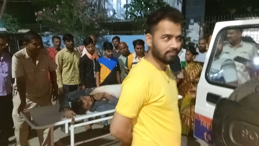गुदरी बाजार में नशे में धुत पड़े अचेत युवक के मृत होने की अफवाह पर पहुंची गस्ती दल ने पहुंचाया अस्पताल