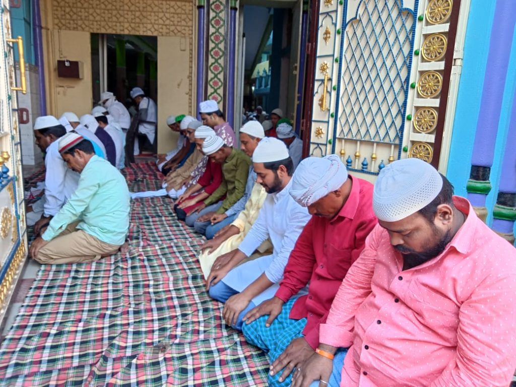 जुमातुलविदा : रमजान का अंतिम जुमा होने के कारण मस्जिदों में उमड़ी भीड़ ; देखें 29 अप्रैल को किस ईदगाह पर कब मनाई जाएगी ईद