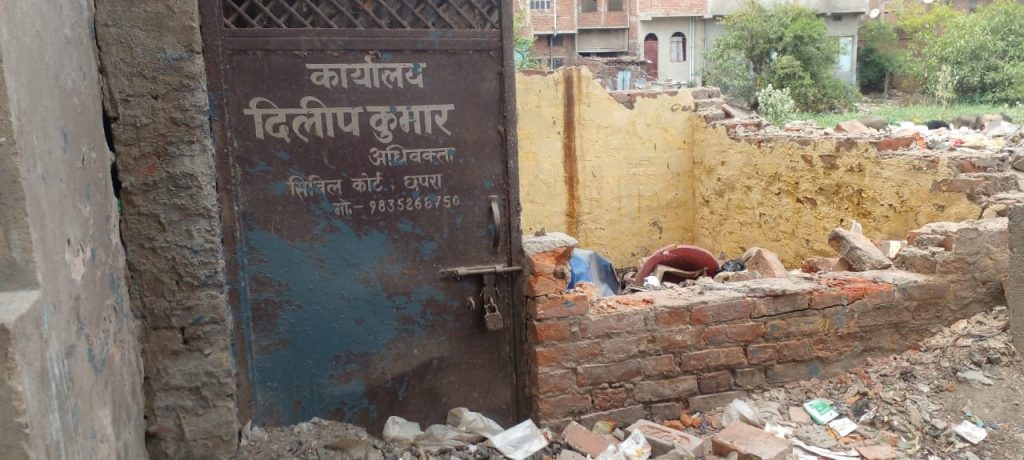 अधिवक्ता के कार्यालय पर अज्ञात अपराधकर्मियों एवं भू माफियाओं ने किया तोड़फोड़
