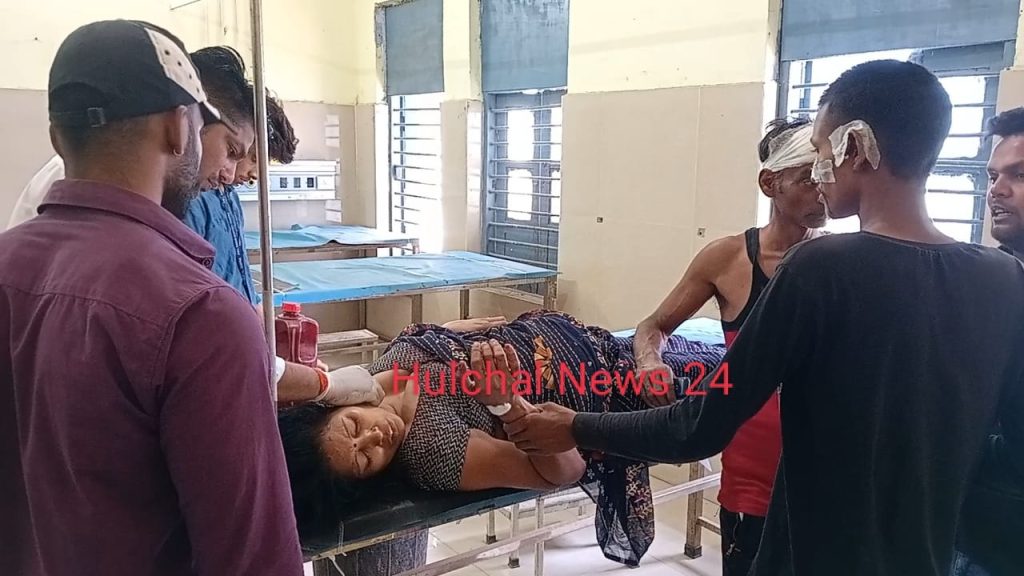 ₹13 लाख चोरी का आरोप लगाकर महिला के गले पर चाकू से वार कर जान से मारने की कोशिश ; पति और बेटे को भी पीटा