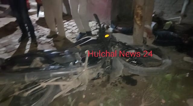 अनियंत्रित बाइक के पेड़ में टकराने के कारण तिलक समारोह में शामिल होने जा रहे एक युवक की मौत, दो घायल
