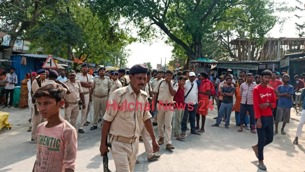 बाइक सवार अपराधियो ने दुकानदार को मारी गोली ; मौत के बाद सड़क जाम, प्रदर्शन