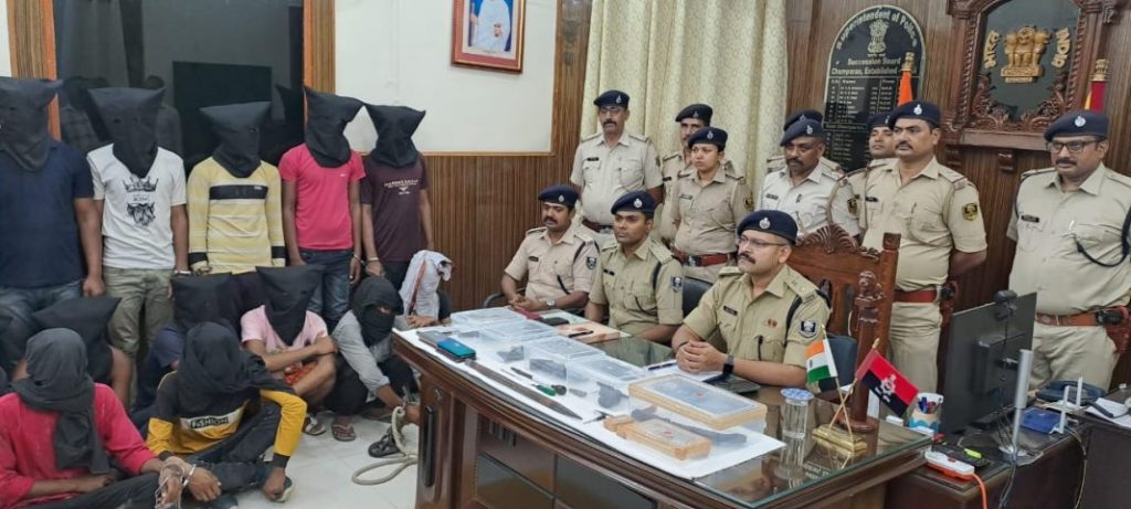 डकैती की योजना बना रहे 11 अपराधियों को 04 देसी कट्टा व 13 कारतूस के साथ किया गिरफ्तार