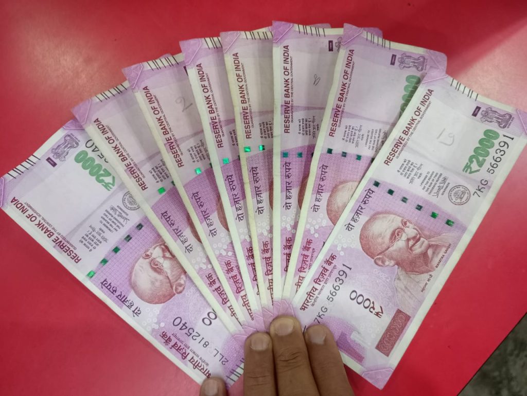 2000 के नोट अब देश में होंगे बंद ; जाने कब ? कितना ? और कब तक ? आप बैंक में करा सकते हैं जमा