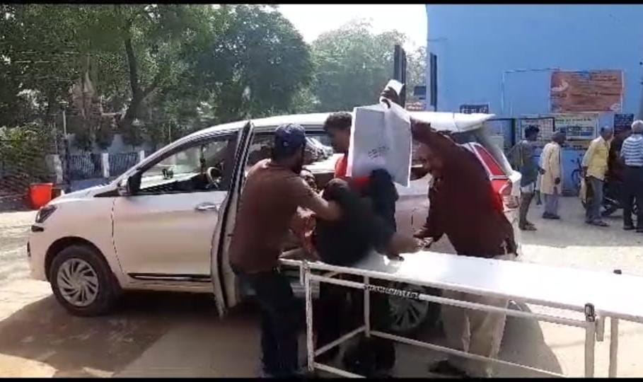 साली की शादी में जीजा स्टेज पर नर्तकियों के साथ लगा रहे थे ठुमके ; चाकू घोंप किया जख्मी, रेफर