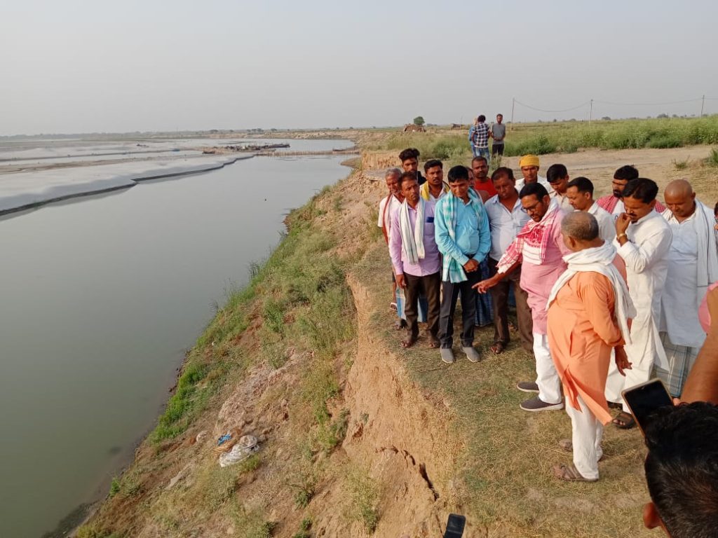 गंगा की धारा से हो रहे कटाव के कारण सैकड़ों एकड़ कृषि योग्य भूमि हुई जलमग्न