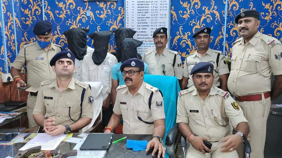 30 घंटे के अंदर ह-त्या कांड का उद्भेदन कर पुलिस ने चार अपराधियों को तीन देसी पिस्टल के साथ किया गिरफ्तार