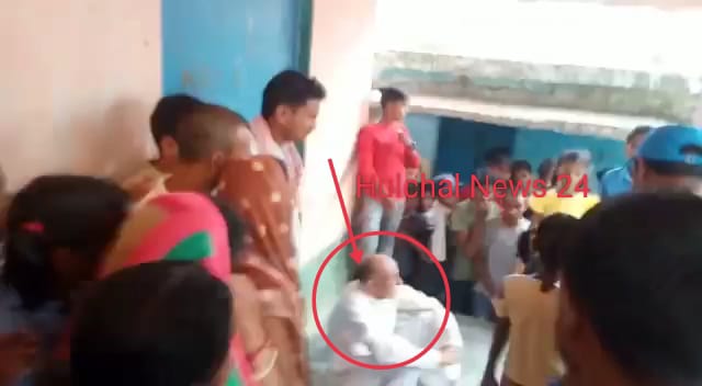 शिक्षक ने शिक्षा के मंदिर को किया कलंकित ; छात्राओं के साथ करता था अश्लील हरकत ; शोर के बाद ग्रामीणों ने हेडमास्टर को कमरे में बंद कर पीटा
