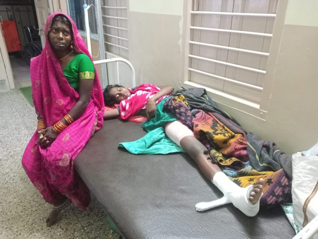 पिता पियक्कड़ व पैसे के मोहताज गरीब बच्ची के टूटे पैर का डॉ शैलेंद्र ने किया निशुल्क ऑपरेशन