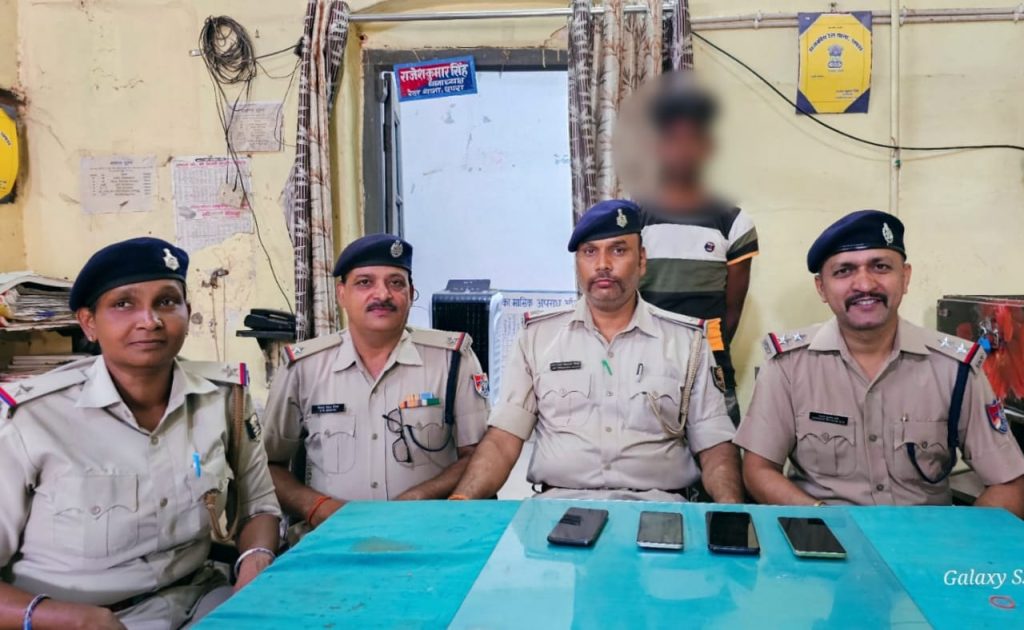 छपरा जंक्शन पर यात्री का मोबाइल छीन भाग रहे शातिर बदमाश को चोरी की चार मोबाइल के साथ किया गिरफ्तार