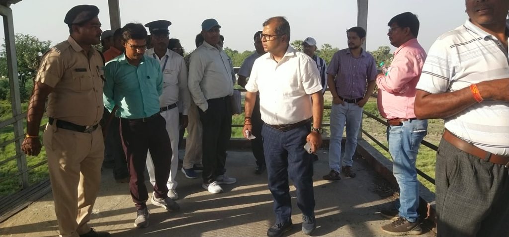 वाराणसी मंडल के अपर मंडल रेल प्रबंधक ने दुरौंधा एवं सिधवलिया सहित अन्य स्टेशनों का किया विंडो ट्रेडिंग निरीक्षण