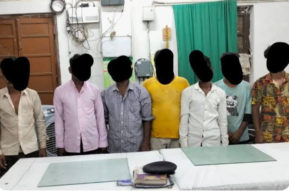 पटना में चेन पुलिंग कर ट्रेन रोक प्रतिदिन उतारी जाती थी शराब ; पुलिस पर पथराव मामले में 7 शराब तस्कर को किया गया गिरफ्तार