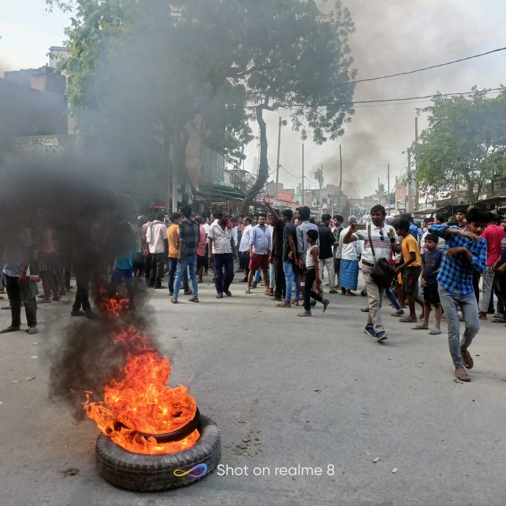 भूमि विवाद में पड़ोसी काे मौत के घाट उतारा ; लोगों ने सड़क जाम कर किया प्रदर्शन