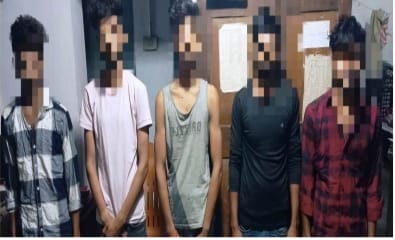 दोस्त की ह’त्या करने वाले पांच अभियुक्तों को पुलिस ने हत्या में प्रयुक्त चाकू के साथ किया गिरफ्तार