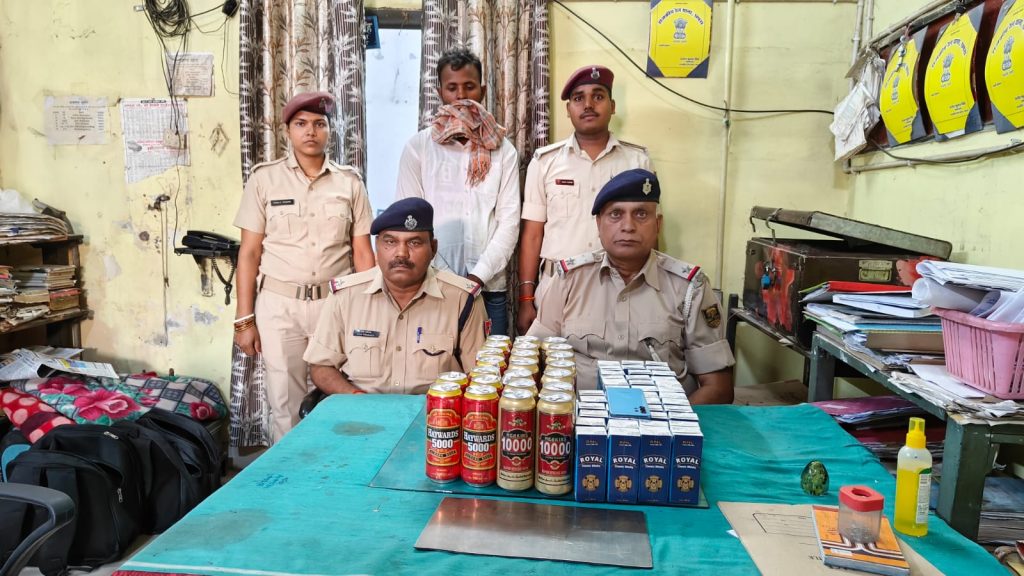 छपरा जंक्शन पर अंग्रेजी शराब के साथ एक तस्कर गिरफ्तार