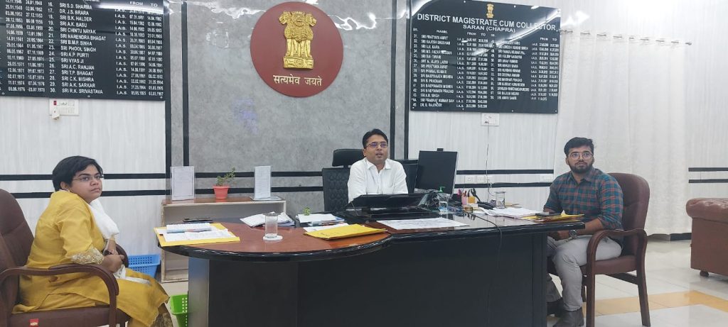 जिला प्रशासन की नाक के नीचे प्रतिबंधित एकल उपयोग प्लास्टिक के प्रयोग द्वारा डीएम सख्त ; कहा प्रतिबंध को सख्ती से करें लागू