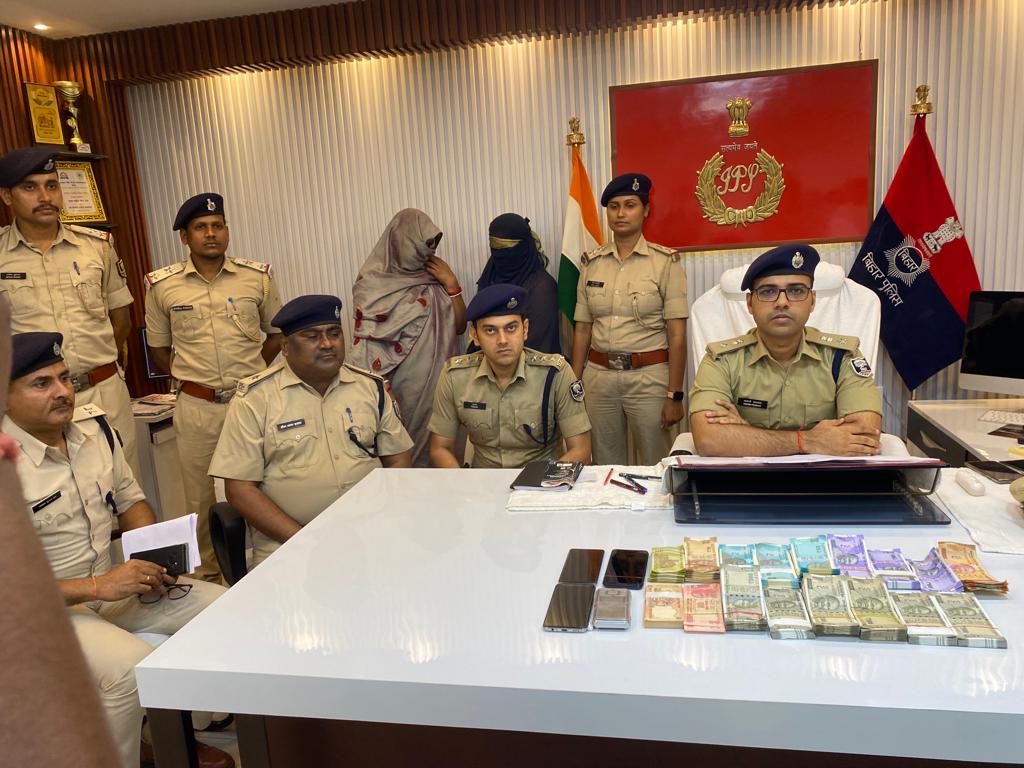 नशे कारोबार में लिप्त दो महिला अपराधी को स्मैक और 3.43 लाख नगद के साथ पुलिस ने दबोचा