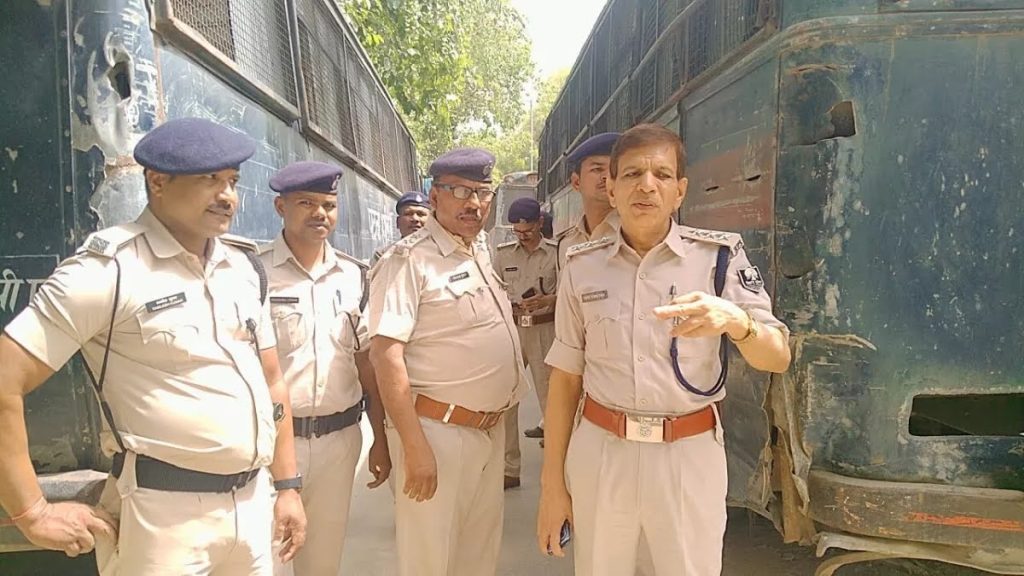 सिपाही की आंख में बाम लगाकर तीन कैदी फरार ; आंख भींचती रह गई पुलिस ; धक्का दिया दो पुलिसकर्मी का टूट गया हाथ