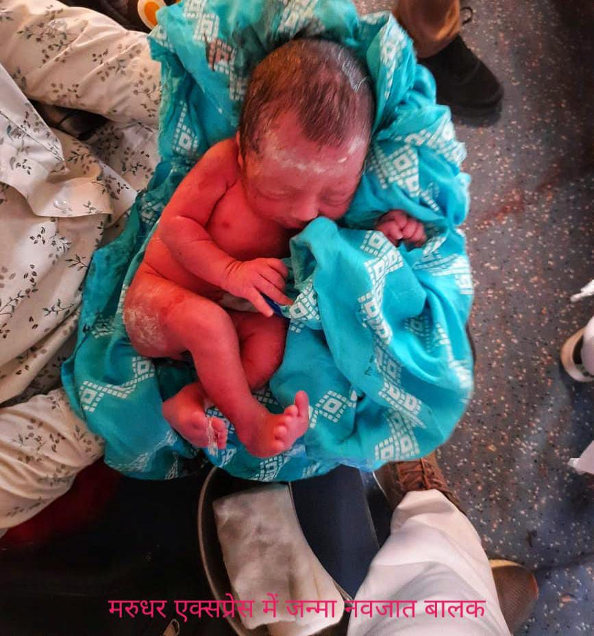 मरुधर एक्सप्रेस ट्रेन में गूंजी किलकारी ; वाराणसी मंडल चिकित्सालय की टीम ने कराया सुरक्षित प्रसव