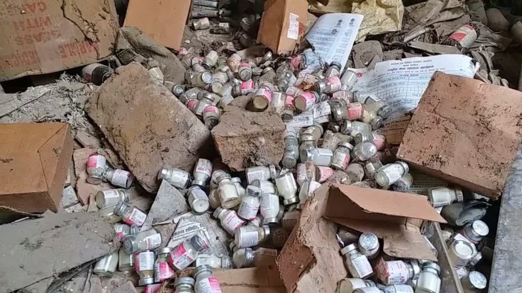 सरकारी अस्पताल का हाल ; दवाइयां मरीजों को मिली नहीं और एक्सपायर होने पर कूड़े के ढेर में मिली