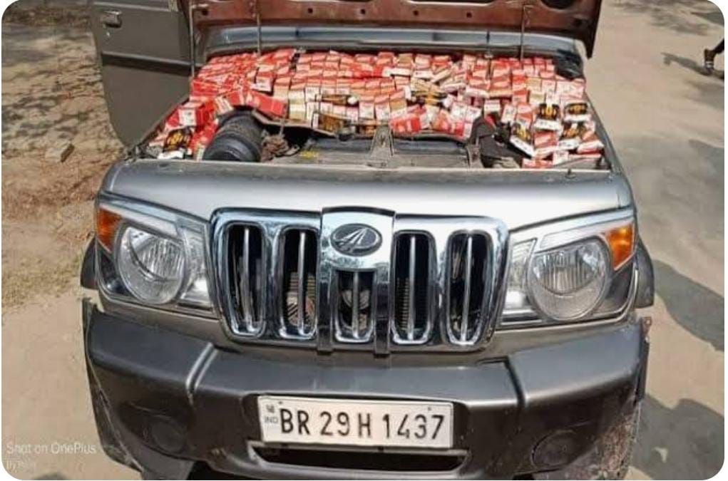 सिवान से मोतिहारी जा रही कार के इंजन से निकली शराब ; दो गिरफ्तार
