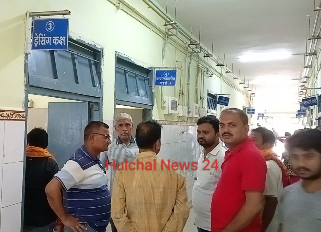 अनियंत्रित ट्रक के धक्के से CRPF जवान गंभीर ; चाची की मौके पर मौ’त, सड़क जाम