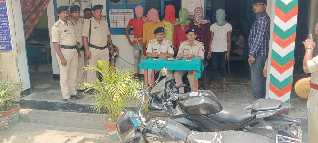 लूट कांड का उद्भेदन करते हुए पुलिस ने 06 अपराध कर्मियों को नकद, मोबाइल एवं बाइक के साथ किया गिरफ्तार