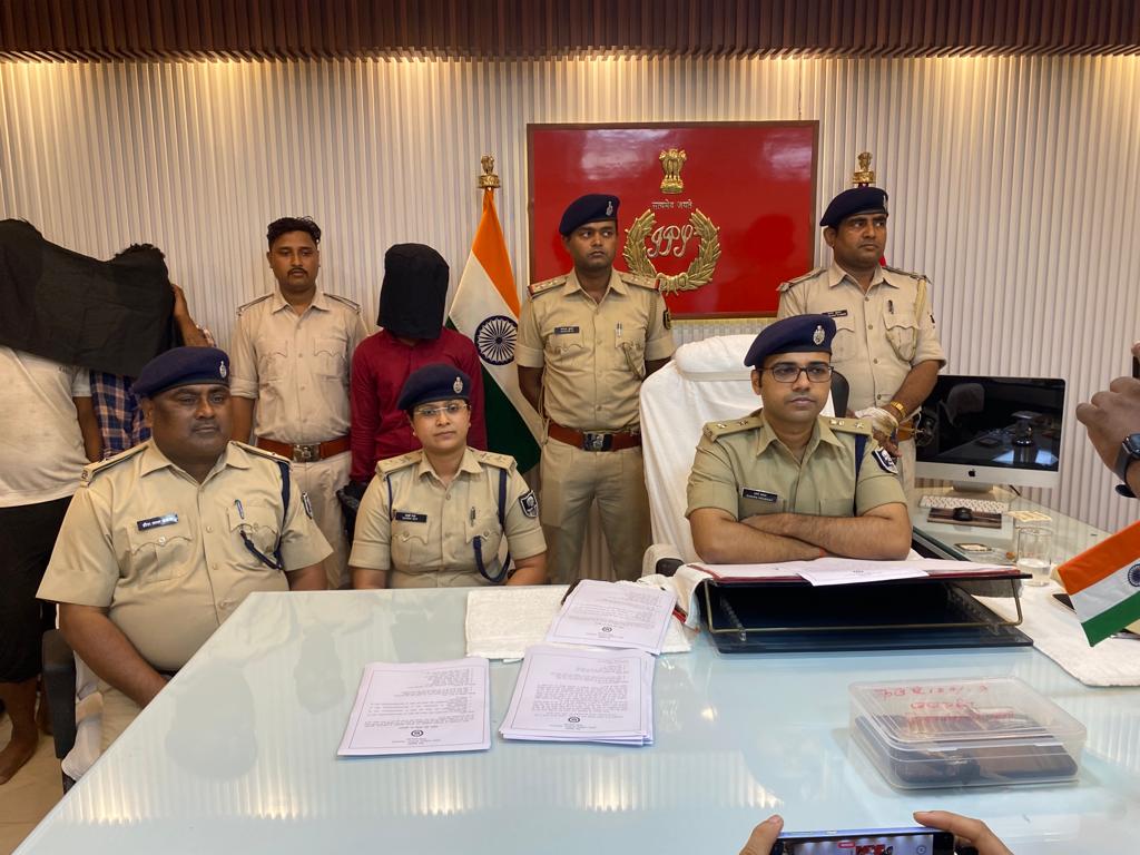 छपरा से कुख्यात तिवारी गिरोह के तीन अपराधी गिरफ्तार ; अपाची मोटरसाइकिल एवं 15000 रुपया बरामद