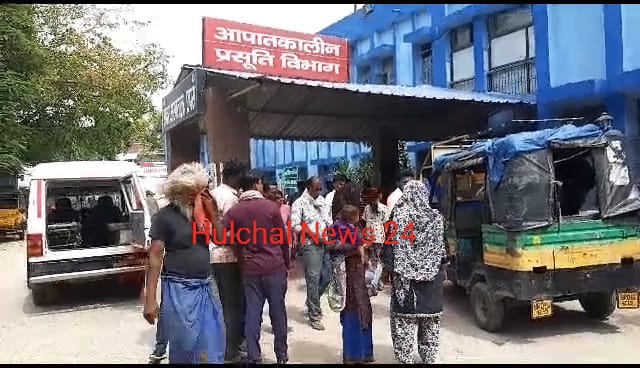 मैजिक वाहन व बस की टक्कर में मैजिक सवार दर्जनभर गंभीर रूप से घायल