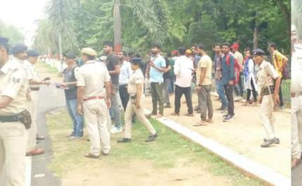 सीएम नीतीश की सुरक्षा में फिर हुई चूक : सीएम आवास के प्रतिबंधित क्षेत्र में पहुंचे पुलिस अभ्यर्थियों ने किया जमकर काटा बवाल