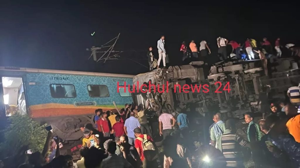 हादसा : कोरोमंडल एक्सप्रेस एवं बेंगलुरु से हावड़ा जा रही एक्सप्रेस की भीषण टक्कर में करीब 50 यात्रियों की मौत ; छह कोच मालगाड़ी के ऊपर चढ़े, बचाव कार्य जारी