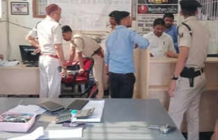 बैंक कर्मी ही निकला लुटेरों का मास्टरमाइंड साथी ; 20 पर्सेंट कमीशन पर लुटेरों को देता था लूट का सूत्र व शह