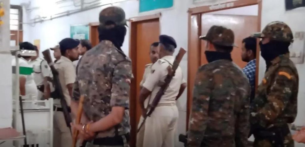 अपराधियों से मुठभेड़ में तीन अपराधियों के साथ एक पुलिसकर्मी भी जख्मी : नकद के साथ कार्रवाई और अन्य हथियार भी बरामद