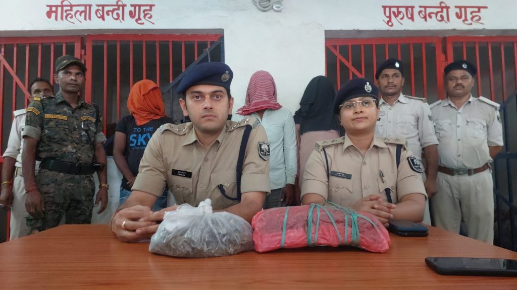 गांजा के साथ महिला तस्कर एवं दो सप्लायरों को पुलिस ने किया गिरफ्तार ; 1.25 किलोग्राम गांजा बरामद